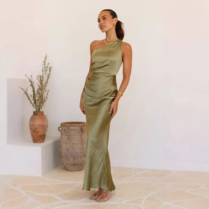 Detalle de elegante vestido de satén verde oliva de un hombro con diseño de cintura plisada
