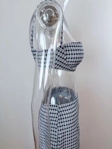 Vue latérale d'un ensemble haut court et jupe à carreaux noirs et blancs sur mannequin