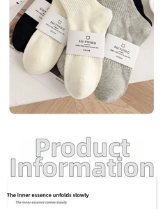 Dettaglio di calze a coste in cotone nere, beige e grigie con confezione in carta