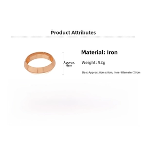 Détail du bracelet en fer or rose avec diamètre de 7,5cm et bord large biseauté