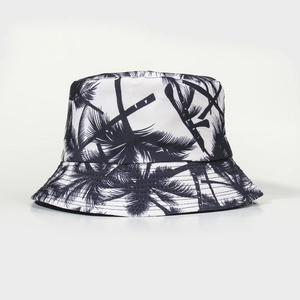 Gros plan sur le motif de palmier noir et blanc et les coutures de ce chapeau bob