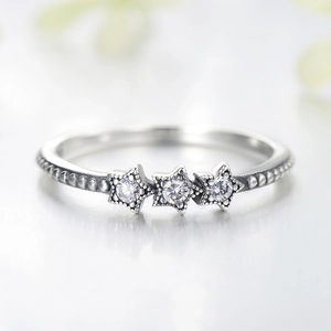 Bague étoile minimaliste en argent avec texture perlée et pierres étincelantes