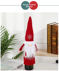 Detail der roten Weihnachtszwerg-Weinflaschenhülle mit Schneeflocken und Plüschbart