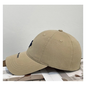 Détail de la broderie bleue sur casquette en coton kaki avec œillets d'aération