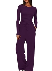 Détail de la texture en maille côtelée violet foncé sur le haut et le pantalon large