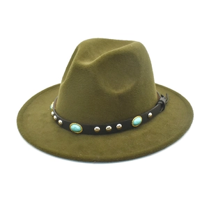Détail d'un fedora vert armée avec ruban en cuir orné de turquoises et clous dorés