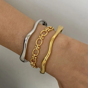 Three-piece stackable minimalist stainless steel wave bangles and gold geometric chain link bracelet