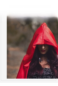 Dettaglio mantello con cappuccio in raso rosso per cosplay di Halloween e festa strega.