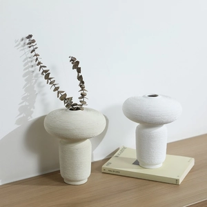 Jarrones de cerámica Morandi con forma de hongo y textura sobre mesa de madera