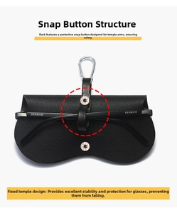 Détail d'étui à lunettes en cuir litchi noir avec mousqueton et bouton-pression