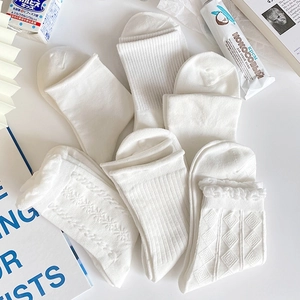 Vue à plat de chaussettes blanches en coton avec diverses textures de tricot