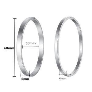 Brazaletes redondos minimalistas de acero inoxidable plateado con dimensiones de ancho