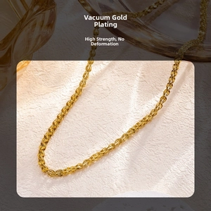 Vue détaillée du collier queue de phénix plaqué or 18 carats aux maillons robustes