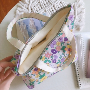 Détail du sac à main floral en coton avec fermeture éclair argentée et doublure