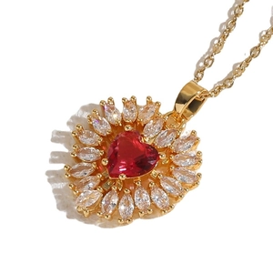 Collana chic placcata oro 14K con pendente a cuore in zircone rosso e petali di cristallo