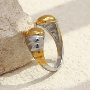 Détails macro d'une bague tête de serpent plaquée or 18 carats sur un socle en pierre