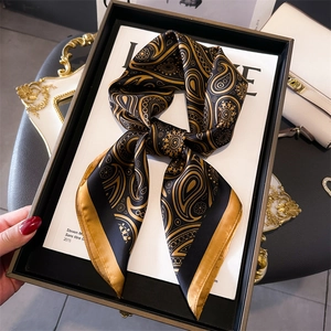 Carré de soie luxueux à motif paisley jaune et noir avec finition satinée pour femme