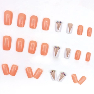 Faux ongles French V en orange vif et blanc décorés de strass colorés étincelants