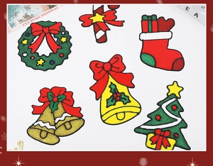 Vue détaillée d'autocollants de Noël pailletés avec chaussettes et couronnes