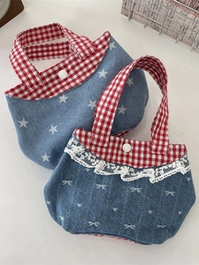 Mini sacs en jean avec bordure en dentelle et poignées à carreaux rouges sur marbre