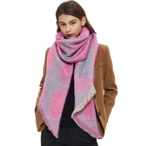 Detailaufnahme des klassisch rosa-grauen Karomusters am Schal mit Fransenrand
