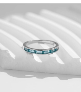 Vue détaillée de la bague en argent ornée de pierres bleues rectangulaires alignées