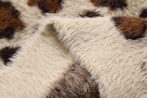 Detailaufnahme von Kunstfell mit Leopardenmuster zeigt dicke, weiche Textur und Fasern