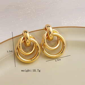 Detailed view of interconnected triple hoop golden earrings with 3.5cm height dimensions