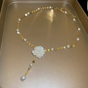 Elegante collana a Y dorata con pendente a fiore in resina e accenti di perle bianche