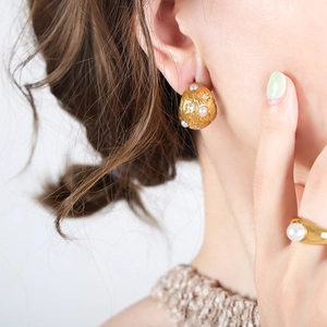 Orecchini retrò chic francesi in oro con perle e anello di perle coordinato sul modello