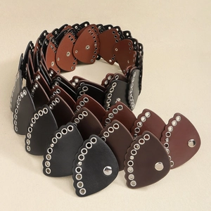Cintura a ventaglio alla moda con cuori in pelle nera e marrone e borchie metalliche