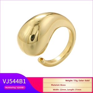 Macro shot of 7.5g gold brass water-drop ring with 22x31mm dimensions and mirror finish