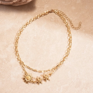 Détail du collier double rang tournesol doré avec fermoir mousqueton et extension