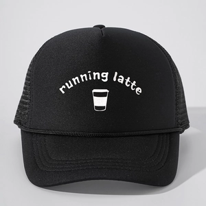 Cappellino trucker nero con ricamo running latte e icona caffè sulla parte frontale
