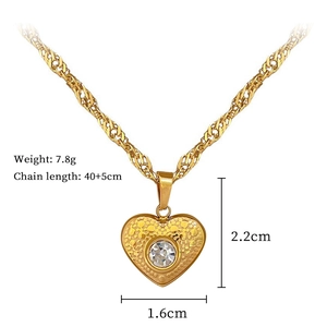 Detailed view of golden heart pendant necklace with dimensions 2.2cm and weight 7.8g