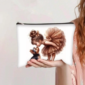 Detail van een witte canvas make-uptas met schattige illustratie van een meisje en hond