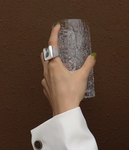 Nahaufnahme eines Titanstahlrings mit einzigartiger Fingerabdruck-Textur auf breitem Band