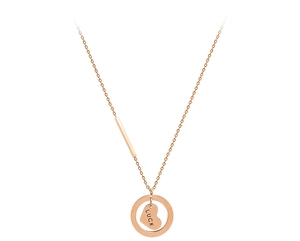 Dettaglio ciondolo a cuore con incisione LUCK su catena asimmetrica oro rosa