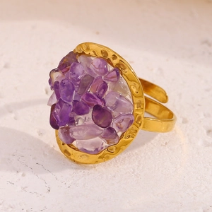 Vista macro delle pietre preziose viola sull'anello martellato placcato in oro 18 carati