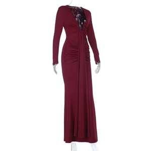 Détail du décolleté en V profond et du plissage à la taille sur la robe longue bordeaux