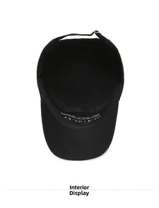 Innenansicht der schwarzen Flatcap mit Baumwoll-Twill-Struktur und bestickten Futterdetails