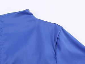 Detailansicht des blauen Faltenhemds mit Rundhalsausschnitt und Schulterknöpfen