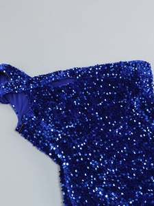 Détail du tissu à paillettes bleues avec fermeture éclair latérale et coupe asymétrique