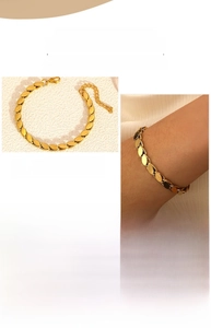 Dettaglio del bracciale in acciaio inossidabile dorato 18k con maglie ovali e moschettone