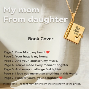 Dettaglio della collana medaglione a libro d'oro con incisione Best Mom Ever e pagine interne