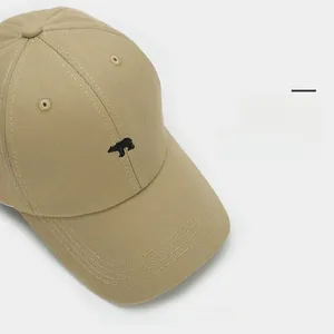 Gros plan sur la casquette en coton kaki avec broderie ours polaire et large visière