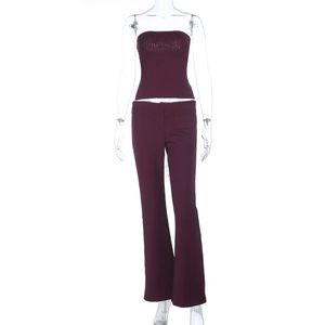Détail du tricot côtelé violet foncé sur l'ensemble haut bustier et pantalon évasé