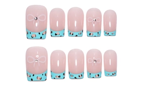 Détail de 10 faux ongles French avec motif léopard, pointes bleues et strass nœud papillon