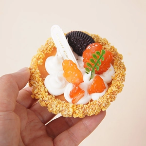 Realistisch fruitgebakje model met romige glazuur en Oreo-koekjes decoraties