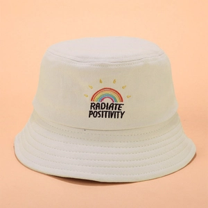 Détail de la broderie arc-en-ciel et du texte Radiate Positivity sur bob blanc